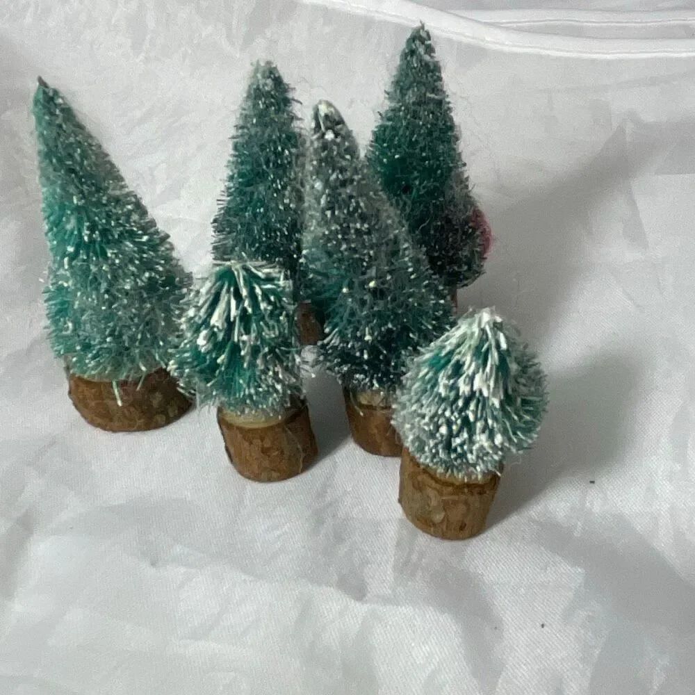 VTG 6 Cobblestone Corners Corners flocked bottle brush Christmas Trees wood base